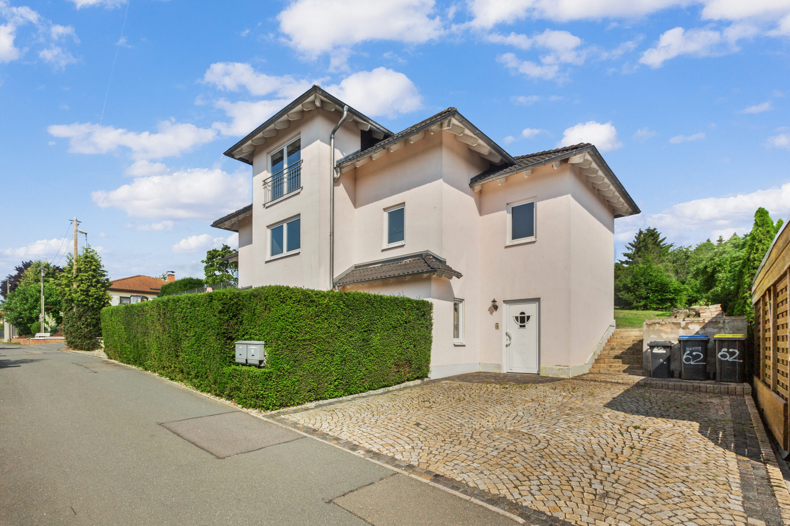 MODERN WOHNEN MIT TERRASSE – EG WOHNUNG IM ZWEIFAMILIENHAUS – WÄRMEPUMPE