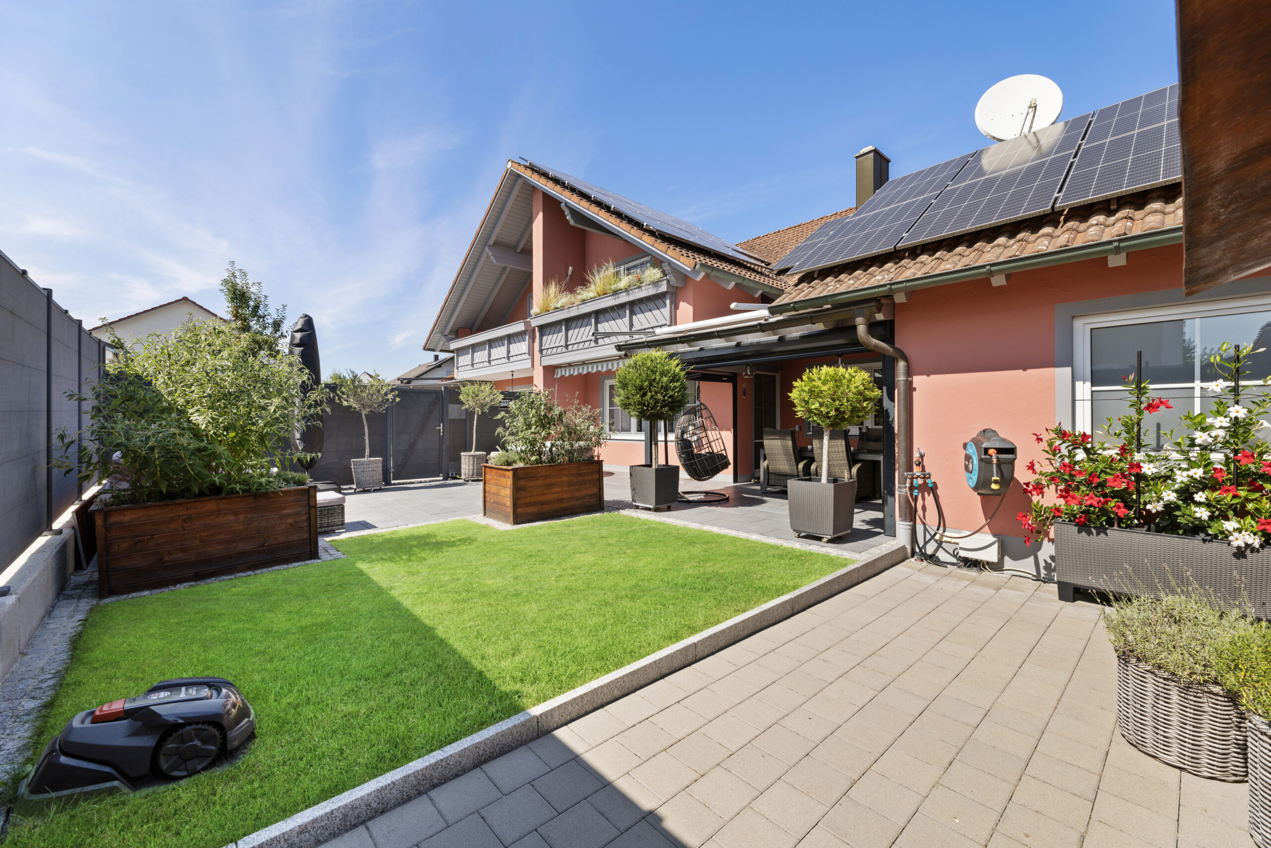 Umfangreich modernisiertes Haus (DHH) mit 13 kWp PV-Anlage & Speicher
