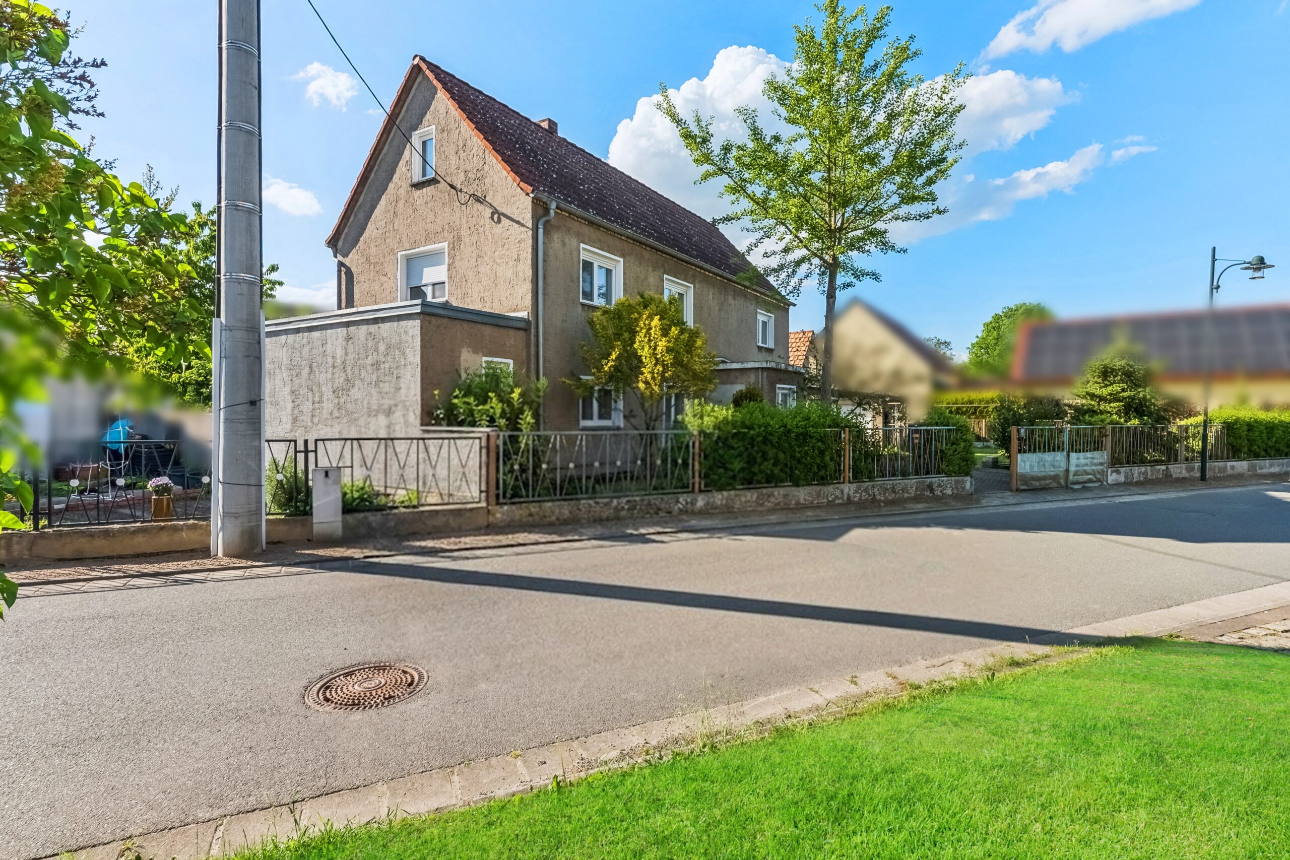 Freistehendes Einfamilienhaus mit Garten, Garage und viel Potenzial